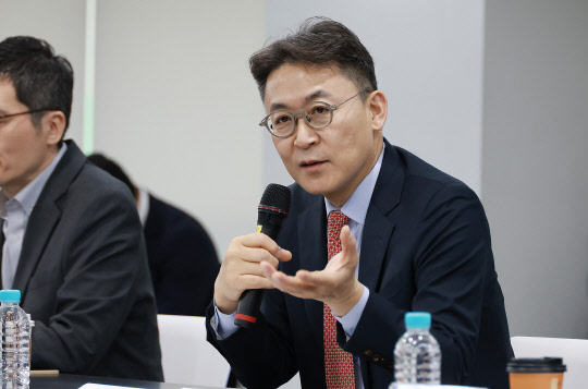 권대영 금융위원회 상임위원이 7일 오전 서울 마포구 프론트원에서 개최된 핀테크 기업의 금융업 진입 촉진을 위한 간담회에서 발언하고 있다. 금융위원회 제공